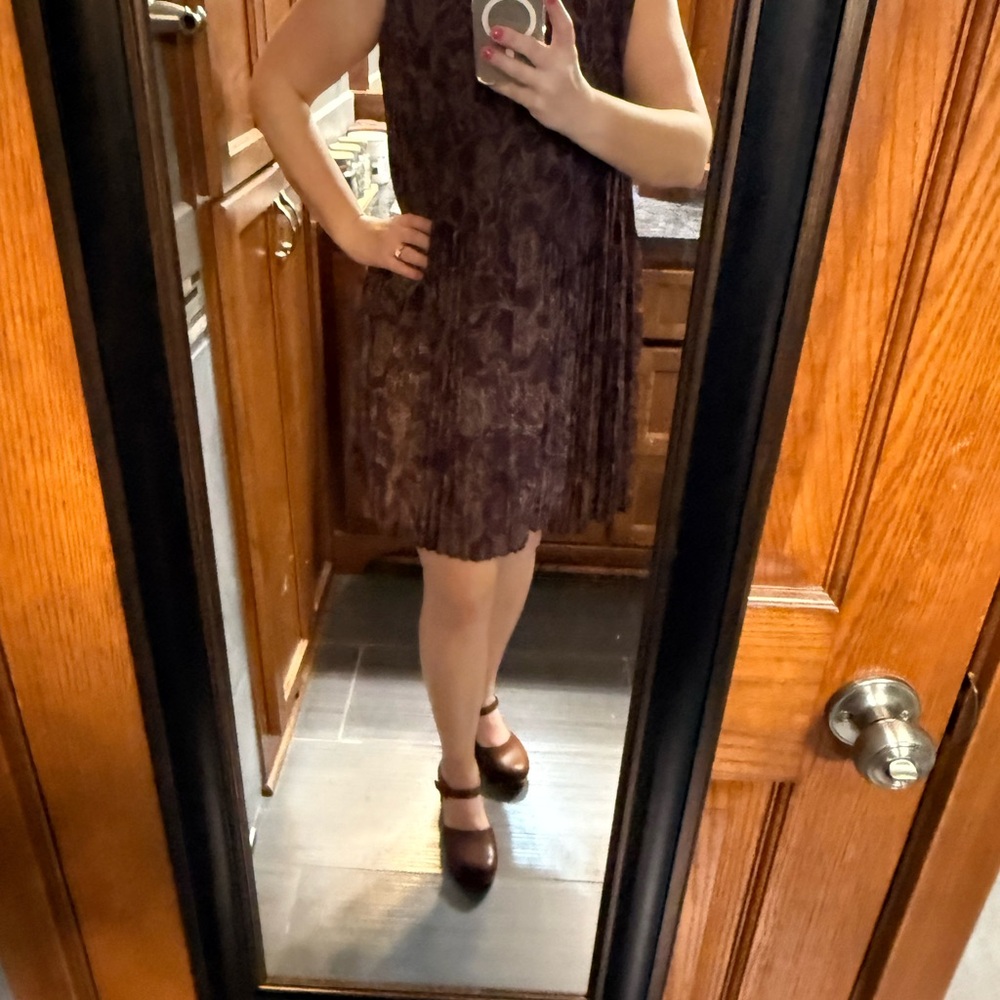 Elegant Short Burgandy Sleeveless Accordion Dress